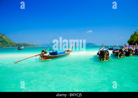 Barche ancorate a Isola di pollo, Laem Phra Nang, Railay, Krabi, Thailandia, dopo lo tsunami Foto Stock