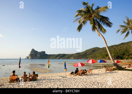 I turisti a prendere il sole in spiaggia Ao Lo Dalam, Lohdalum Bay, Ko Phi Phi Don, Ko Phi Phi Island, Krabi, Thailandia, dopo lo tsunami Foto Stock