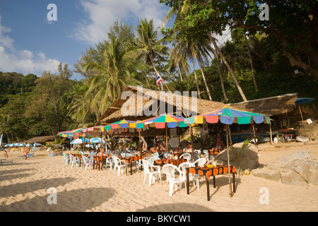 Vista sul Porto di Laem Singh Beach con bar sulla spiaggia, tra Hat Surin e Hat Kamala, Phuket, Thailandia, dopo lo tsunami Foto Stock