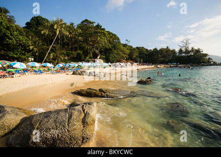 Vista sul Porto di Laem Singh Beach, tra Hat Surin e Hat Kamala, Phuket, Thailandia, dopo lo tsunami Foto Stock