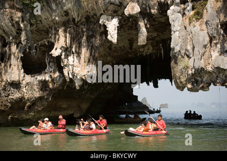 Gruppo di turisti kayak, passando una formazione carsica, la baia Phang-Nga, Ao Phang Nga Nazione Park, Phang Nga, Thailandia Foto Stock