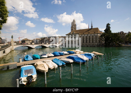 Vista sul fiume Limmat a Muenster Bridge, Chiesa di acqua con Helmhaus e Grossmuenster, Zurigo, Canton Zurigo, Svizzera Foto Stock