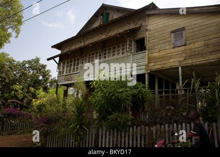 In vecchio stile coloniale case in legno a Hill Station, Freetown, Sierra Leone, Africa occidentale Foto Stock