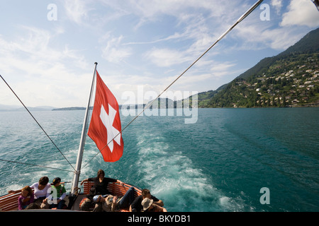 Ruota a palette sistema di cottura a vapore lasciando Weggis, i passeggeri seduti sul ponte, Weggis, il cantone di Lucerna, Svizzera Foto Stock