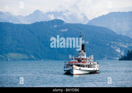 Ruota a palette vaporizzatore DS Untervaldo sul Lago di Lucerna, il cantone di Lucerna, Svizzera Foto Stock