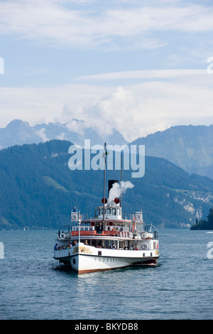 Ruota a palette vaporizzatore DS Untervaldo sul Lago di Lucerna, il cantone di Lucerna, Svizzera Foto Stock