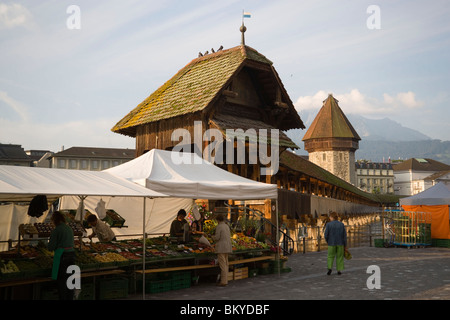 Mercato Agricolo all entrata del Kapellbruecke (Ponte della Cappella, il più antico ponte coperto d'Europa) e Wasserturm, Lucerna, Canton L Foto Stock