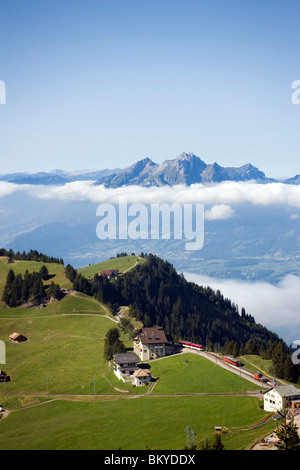 Vista sul Rigi Kulm (1797 m) a Pilato (2132 m), Monte Rigi Kulm, Canton Svitto, Svizzera Foto Stock