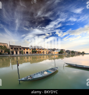 Vista sulla città vecchia di Hoi An dal fiume. Barche in primo piano. Il Vietnam Foto Stock