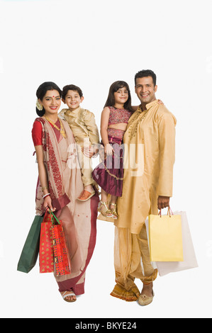 Famiglia con borse per lo shopping a Durga Puja Foto Stock