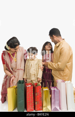 Famiglia con borse per lo shopping a Durga Puja Foto Stock