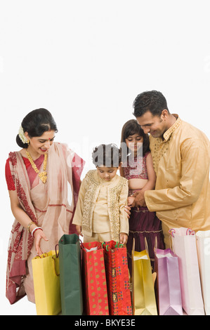 Famiglia con borse per lo shopping a Durga Puja Foto Stock