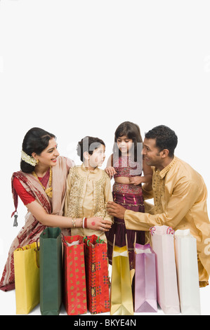 Famiglia con borse per lo shopping a Durga Puja Foto Stock