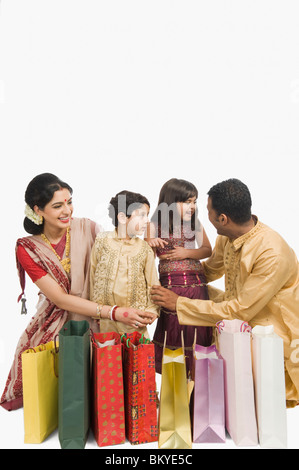 Famiglia con borse per lo shopping a Durga Puja Foto Stock