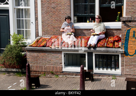 Jordaan Amsterdam Paesi Bassi il pranzo in sole due donne Foto Stock