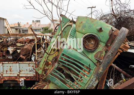 Rusty auto d'epoca e rottami di metallo a junkyard. Foto Stock