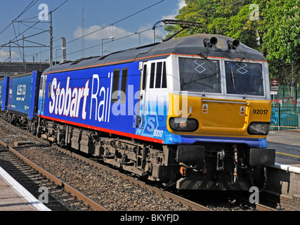 Stobart locomotore ferroviario n. 92017 'Bart del motore' alaggio Tesco in meno di emissioni di CO2 del trasporto merci. Linea principale costa occidentale. Stazione Oxenholme. Foto Stock