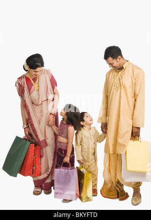 Famiglia con borse per lo shopping a Durga Puja Foto Stock