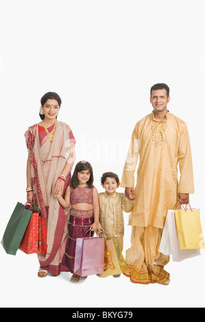 Famiglia con borse per lo shopping a Durga Puja Foto Stock