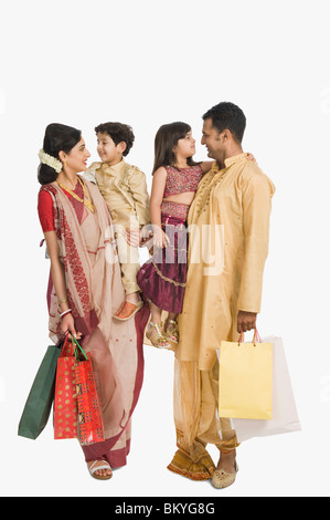 Famiglia con borse per lo shopping a Durga Puja Foto Stock