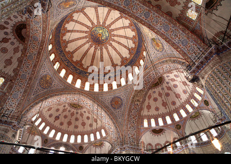 Soffitto interno della Moschea del Sultano Ahmed, o la Moschea Blu ad Istanbul in Turchia. Foto Stock