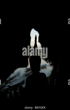 Silhouette di una statua di Buddha nel Pak Ou le grotte fino il fiume Mekong da Luang Prabang Laos Foto Stock
