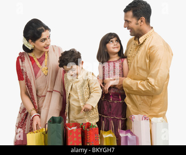 Famiglia con borse per lo shopping a Durga Puja Foto Stock