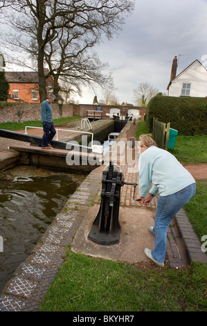 Le donne di apertura sulla serratura trent e mersey canal Inghilterra Foto Stock