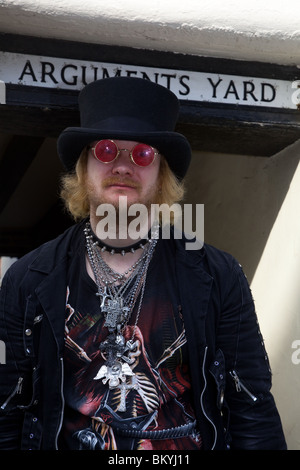 Costumed Man, Gothic Spike collare choker in pelle PU con punte a punta a Arguments Yard; Whitby Goth Weekend Festival, North Yorkshire, aprile 2010 Foto Stock