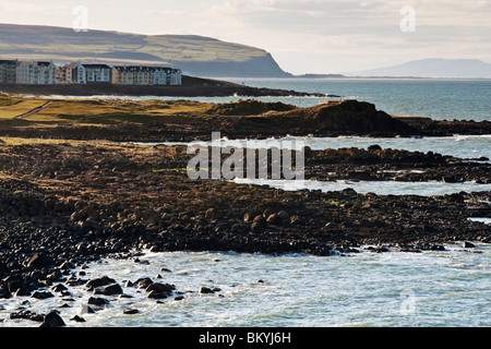 Guardando ad ovest lungo l Irlanda del Nord costa verso County Derry dal porto a Portrush, County Antrim Foto Stock