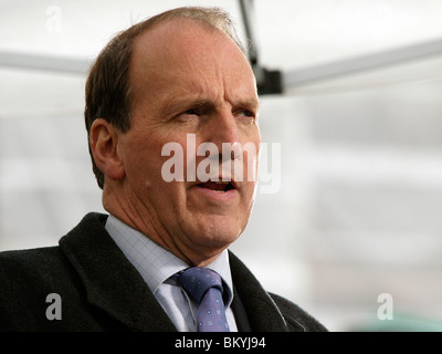 Simon Hughes liberali democratici MP parlando ai media su College Green al di fuori del Parlamento il 11 maggio 2010. Foto Stock