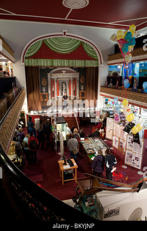 Interno, Ceredigion Museum in una ex sala da musica teatro, Aberystwyth, Wales UK Foto Stock