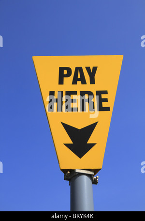 Un segno dirige patroni per la stazione a pagamento presso un parcheggio a Eastbourne, East Sussex, Inghilterra. Foto Stock