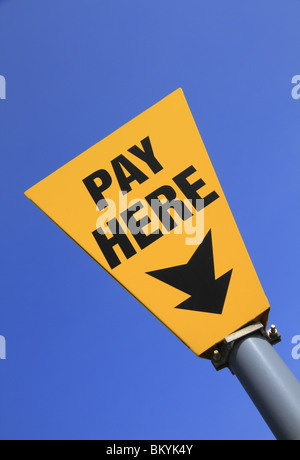 Un segno dirige patroni per la stazione a pagamento presso un parcheggio a Eastbourne, East Sussex, Inghilterra. Foto Stock