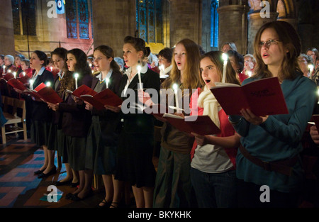 Congregazione cantando e portando candele accese durante le riprese della BBC i canti di lode a Hereford Cathedral Foto Stock