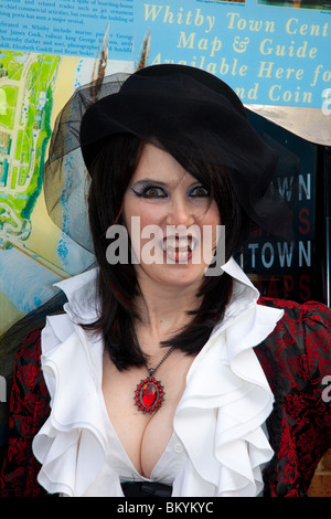 Donna che indossa Halloween abiti fantasiosi costumi, con Dracula vampiro denti a Whitby Goth Festival Weekend, North Yorkshire, Foto Stock