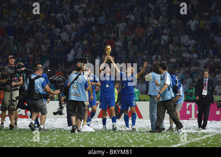 I giocatori italiani Alessandro Del Piero (l) e Fabio Cannavaro (r) ammirare la Coppa del mondo trofeo dopo la sconfitta della Francia in finale Foto Stock