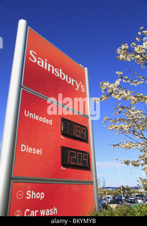 Un prezzo del carburante in segno di visualizzazione in corrispondenza di una stazione di riempimento in East Sussex, Inghilterra. Foto Stock