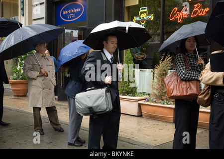 Le persone in cerca di lavoro linea fino ad un processo equo, sotto la pioggia, in Midtown a New York il Mercoledì, 12 maggio 2010. ( © Francesca M. Roberts). Foto Stock
