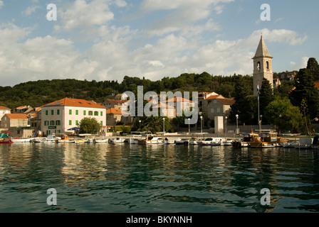 Croazia; Hrvartska; Kroatien; Sebenico-Knin, Privč, Privč-Luka, Waterfront, chiesa hotel, piccolo pesce di barche e case. Foto Stock