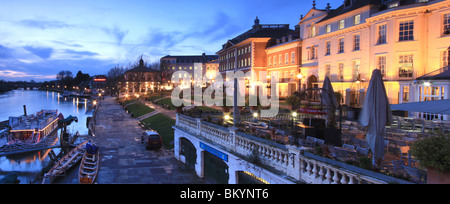 Richmond Upon Thames di notte riverfront Foto Stock