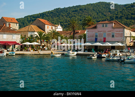 Croazia; Hrvartska; Kroatien, Isola di Hvar; Strai Grad, Town Square, caffetterie, fishboats legato sul lungomare della città vecchia Foto Stock