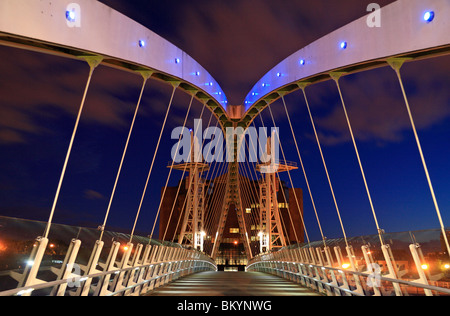 Il Salford Millennium footbridge (Lowry ponte) a notte, Salford darsene, Manchester, Regno Unito. Foto Stock