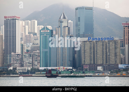 Barche a vela attraverso il porto di Hong Kong Foto Stock