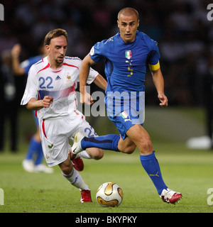 Italia team capitano Fabio Cannavaro (r) controlla la sfera come Franck Ribery della Francia (l) persegue durante il 2006 finale di Coppa del mondo. Foto Stock