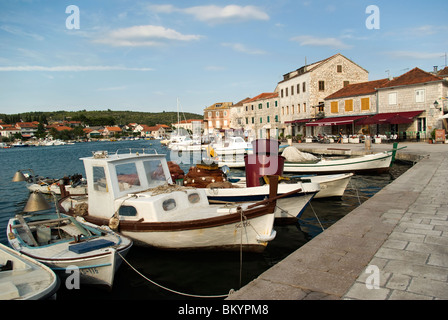 Croazia; Hrvartska; Kroatien, Isola di Hvar; Strai Grad, fishboats legato sul lungomare della città vecchia Foto Stock