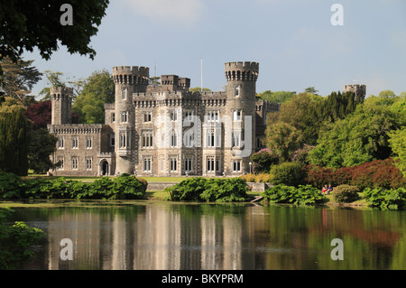 Gli splendidi giardini, Castle & Lago di Johnstown Castle, Co. Wexford, Irlanda. Foto Stock