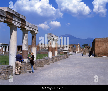 Il Foro con il Vesuvio in lontananza, Antica Città di Pompei, Pompei, Città Metropolitana di Napoli, Regione Campania, Italia Foto Stock