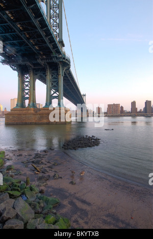 La città di New York e dello skyline di Manhattan Bridge all'alba visto dalle rive del fiume est in Brooklyn. Foto Stock