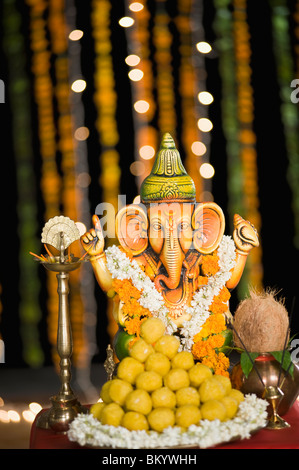 Offerta religiosa di fronte all'Idolo Signore Ganesha a Diwali Foto Stock